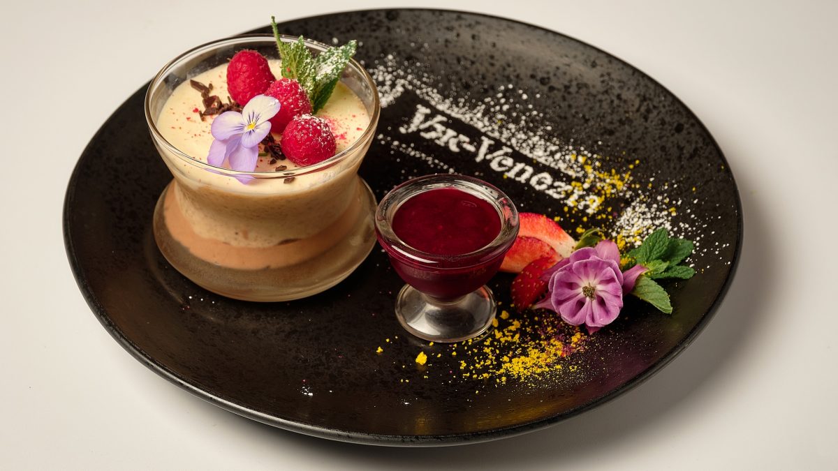 Уж венеція bovarskyj krem Баварський крем з ягідним соусом 120/30г